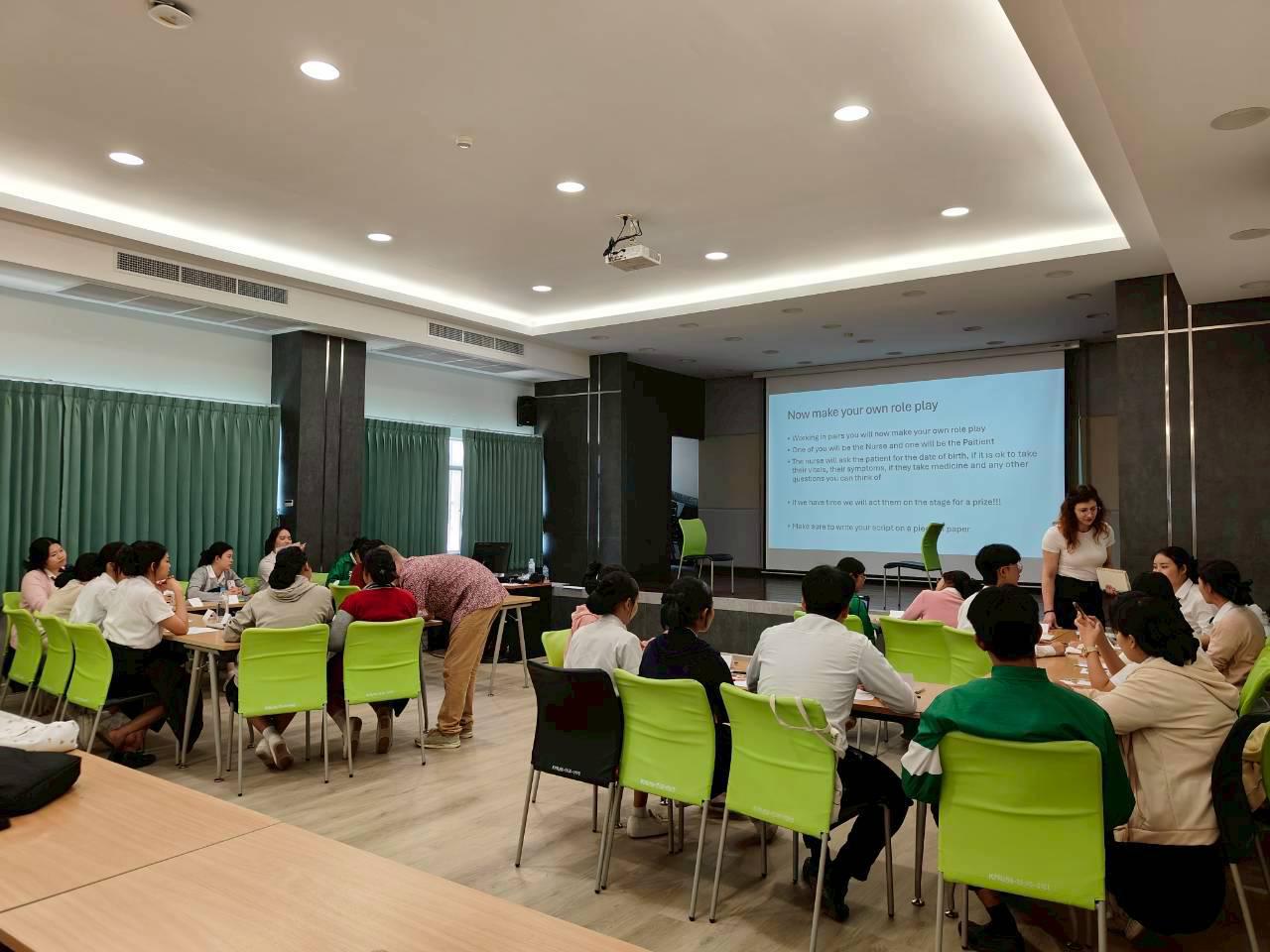 2. English for Nurses: พัฒนาทักษะภาษาอังกฤษเพื่อการสื่อสารทางการพยาบาลอย่างมืออาชีพ